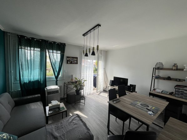 FEURS- Appartement T3 avec balcon