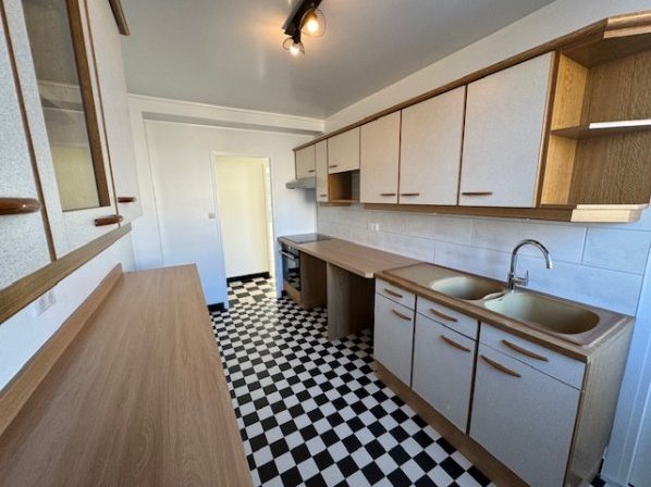 FEURS- Appartement T3 avec balcon, garage rénové